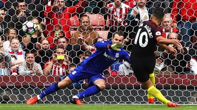 بالفيديو.. طفل يستلق الأشجار لمشاهدة ستوك ورمضان صبحي أمام السيتي