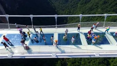  الصين تفتتح أعلى وأطول جسر زجاجي في العالم