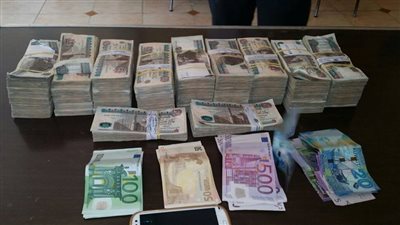 أمن دمياط يضبط أصحاب شركات بتهمة الإتجار في العملات الأجنبية (صور)