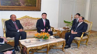السيسي يستقبل نائب وزير خارجية اليابان ويتسلم رسالة شينزو آبى
