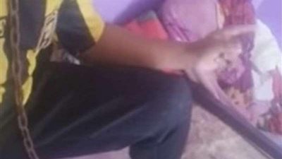  ضبط والد طفل السلاسل وتسليم الابن لوالدته