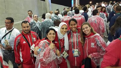 بالصور..أفراد بعثة مصر في ريو دي جانيرو يرتدون معاطف بلاستيكية