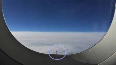 هل تعلم ما هي وظيفة الثقوب في نوافذ الطائرات ؟