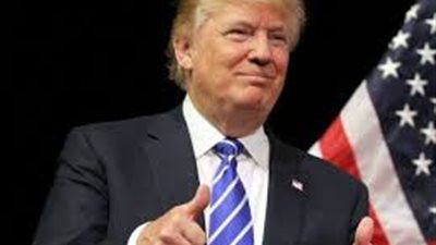 صورة نادرة لترامب في شبابه مع والده 