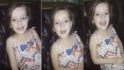 قصف جوي يقطع وصلة غناء ومرح بين طفلة سورية ووالدتها بحلب (فيديو)