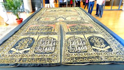 اللورد يشار حلمي: كسوة الكعبة المُهداة إلى المكتبة ستُدخل الكثيرين في الإسلام (فيديو)