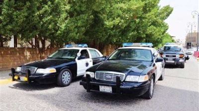 الإطاحة بمواطن انتحل صفة رجل أمن واستوقف المارة للسرقة