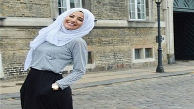  اطلالات جديدة وعصرية مليئة بالأنوثة للتنورة المحايدة للمحجبات 