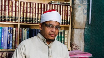 إمام جامع البنات : المشهور عن  الجامع أن من تصلى فيه تتزوج وجاءت سيدة بالهدايا بعد زواجها