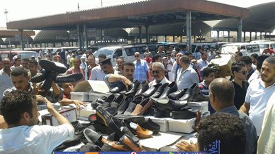 استمرار إزالة الاشغالات والمخالفات بالموقف الجديد بالإسكندرية (صور)