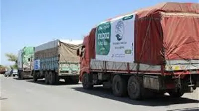 دخول أول قافلة إغاثية لمدينة تعز بعد فك الحصار