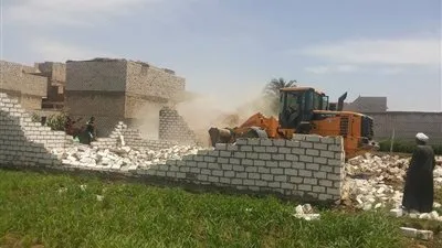 إزالة 10 حالات تعدي على أرض زراعية بسمالوط بالمنيا 