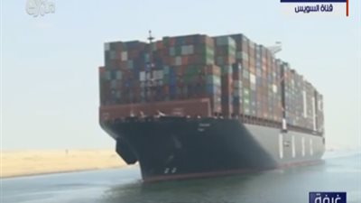 شاهد.. لحظة عبور أول سفينة حاويات صديقة للبيئة في قناة السويس