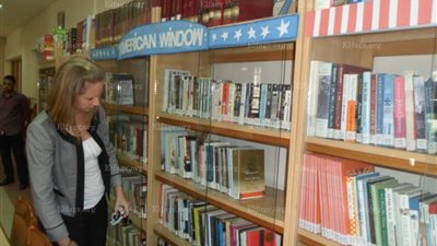 فريق من القنصلية الأمريكية يزور مكتبة دمنهور (صور)