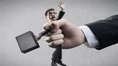 20 علامة تخبرك بأن مديرك يكرهك سراً