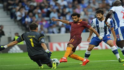 بالفيديو.. كاسياس يتألق ويمنع صلاح من هدف محقق || دوري أبطال أوروبا