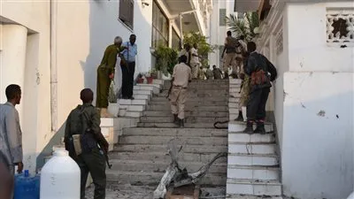 مقتل وإصابة 4 أشخاص في هجوم بقنبلة يدوية على مبنى حكومي في مقديشيو