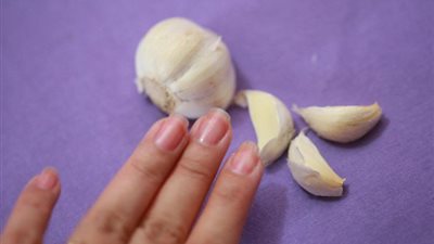 بمكونات طبيعية .. اجلعى أظافرك اقوى وبدون فطريات 