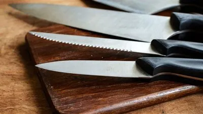 إخراج نحو 40 سكينًا من معدة رجل في الهند