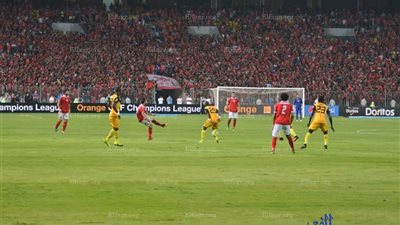 بالفيديو.. خطأ ساذج من دفاع الأهلي كاد يتسبب في هدف لأسيك 