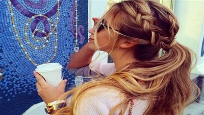  اطلالة جديدة من تسريحات الشعر بشكل ذيل الحصان البسيطة (صور)