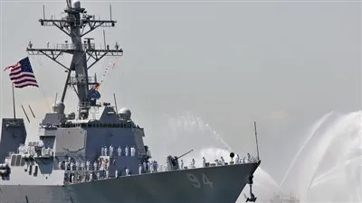 سفن الحرس الثوري الإيراني تعترض مدمرة أمريكية