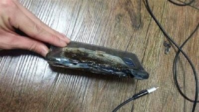 هاتف جالكسي نوت 7 ينفجر أثناء شحنه! (صور)