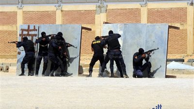مدير أمن السويس يشهد تدريب القوات لاقتحام وكر لمجموعة إرهابيين (صور)