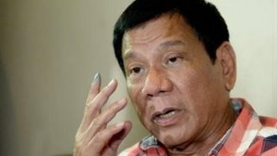 الرئيس الفلبيني يتهم إحدى منتقدي حملته لمكافحة المخدرات بالتورط في أنشطة مشبوهة