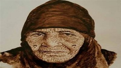  فنان تشكيلي مبدع يرسم لوحات فنية مستخدماً بقايا القهوة الصلبة 