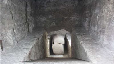 ''الآثار'' تكتشف غرفة دفن وتابوت عمدة ''طيبة