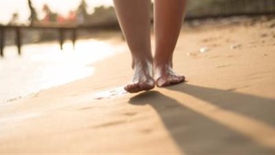 المشى حافى القدمين ساعة يوميا يحسن المزاج ويقلل الضغوط