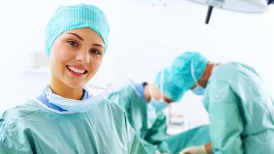 سر ارتداء الأطباء ملابس خضراء أو زرقاء في غرفة العمليات