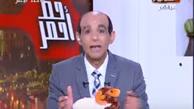 مذيع مصري يهدي قيادي إخواني 