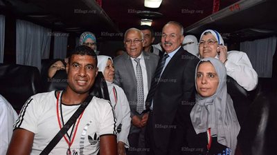 محافظ بورسعيد يودع 260 من حجاج القرعة (صور)