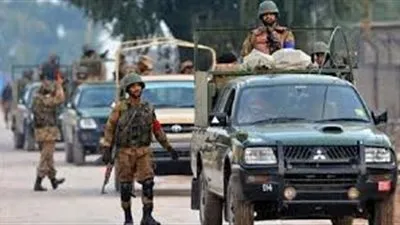 مقتل وإصابة 11 شخصاً في هجوم على قافلة شرطة بباكستان