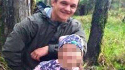 نيوزلندي يسمح لطفلته باصطياد غزال وتناول أحشائه