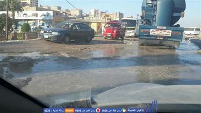  ماسورة مياه تعطل الحركة المرورية بطريق أم زغيو بغرب الإسكندرية (صور)
