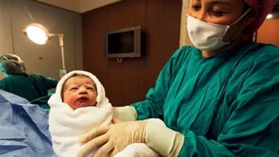 كاتب إسرائيلي: يولد طفل مصري كل 6 ثوانٍ