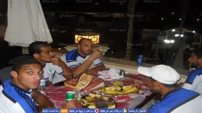 بالصور - حسام حسن يراقب لاعبيه خلال العشاء البدوي خوفاً من زيادة الوزن