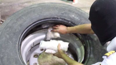 إحباط تهريب ٩٣ ألف حبة كبتاجون خُبئت بتجويف إطار شاحنة