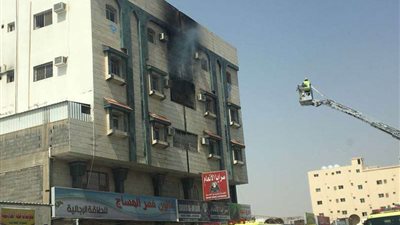 إخماد حريق تمدد بمبنى سكني بتبوك