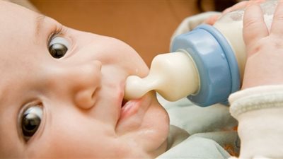 لهذه الأسباب.. لبن الأم أفضل من الألبان الصناعية