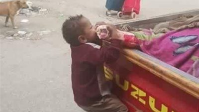 مأساة.. طفل يلهث وراء سيارة لحوم لتذوقها بسبب الحرمان وارتفاع الأسعار