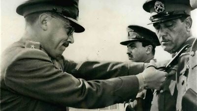 لحظة عزل ومحاكمة 35 ضابط بتهمة الخيانة