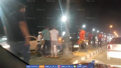 انحراف عجلة سيارة ملاكي تعيق الحركة المرورية على كورنيش الإسكندرية (صور)