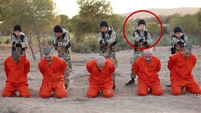  أب بريطاني يشاهد ابنه يعدم سجينًا بسوريا