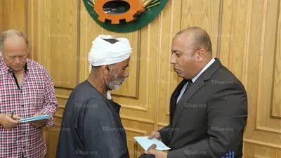 ​محافظ المنوفية يقدم مبالغ مالية لأسر ضحايا كمين العجيزى (صور)