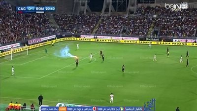 بالفيديو.. جماهير كالياري تلقي بـ