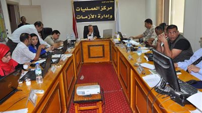 محافظ الوادي الجديد يُشكل غرفة عمليات لمتابعة حريق 